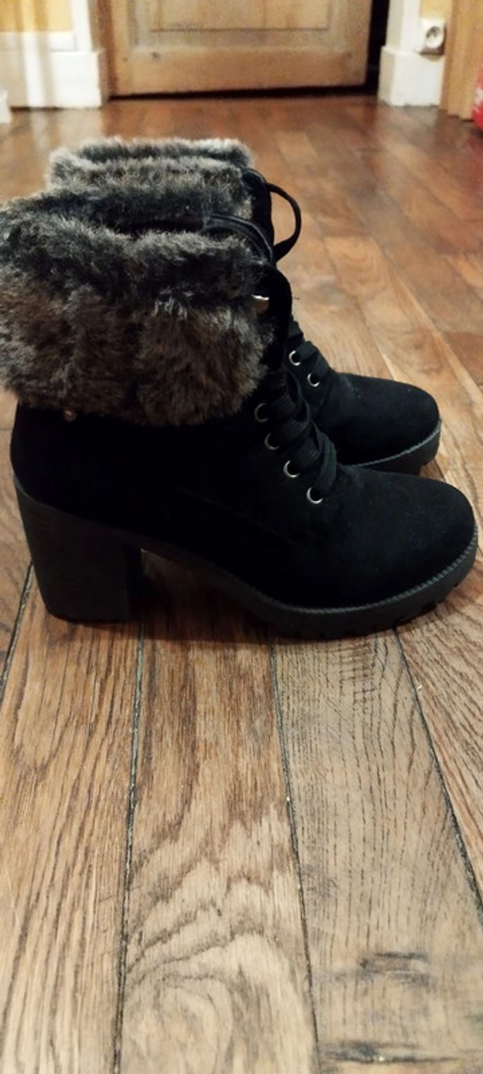 Bottines noires fourrure très bon état. Presque jamais portées. Pointure 38. Valeur 40€ - photo numéro 5