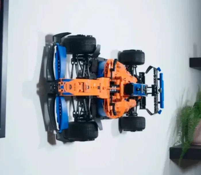 Support mural lego f1