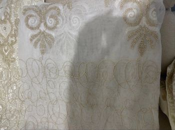 Rideau de salon neuf doré, blanc et beige avec perles