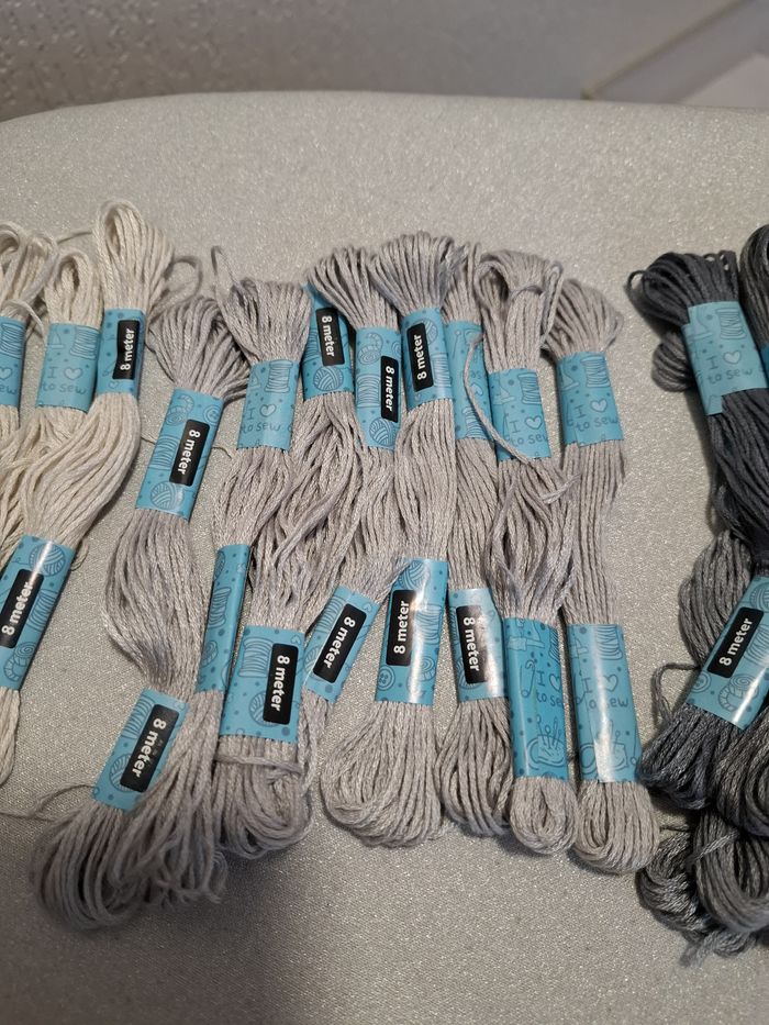 Joli lot de 50 échevettes différents tons de gris/blanc coton 8 m neuf - photo numéro 3