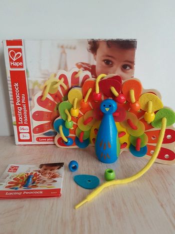 Lacing peacock jeu de laçage en bois Hape