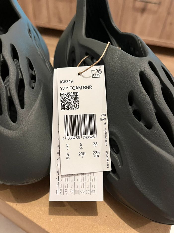 Yeezy foam Carbon - photo numéro 3