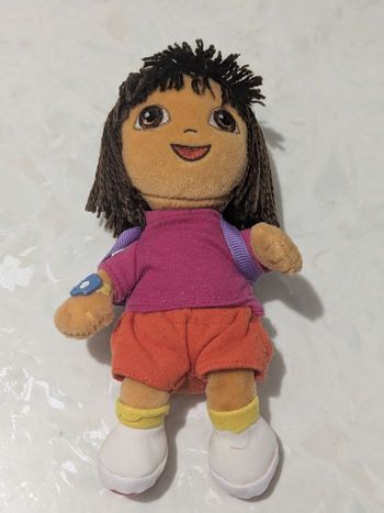 Peluche poupée Dora l'exploratrice.