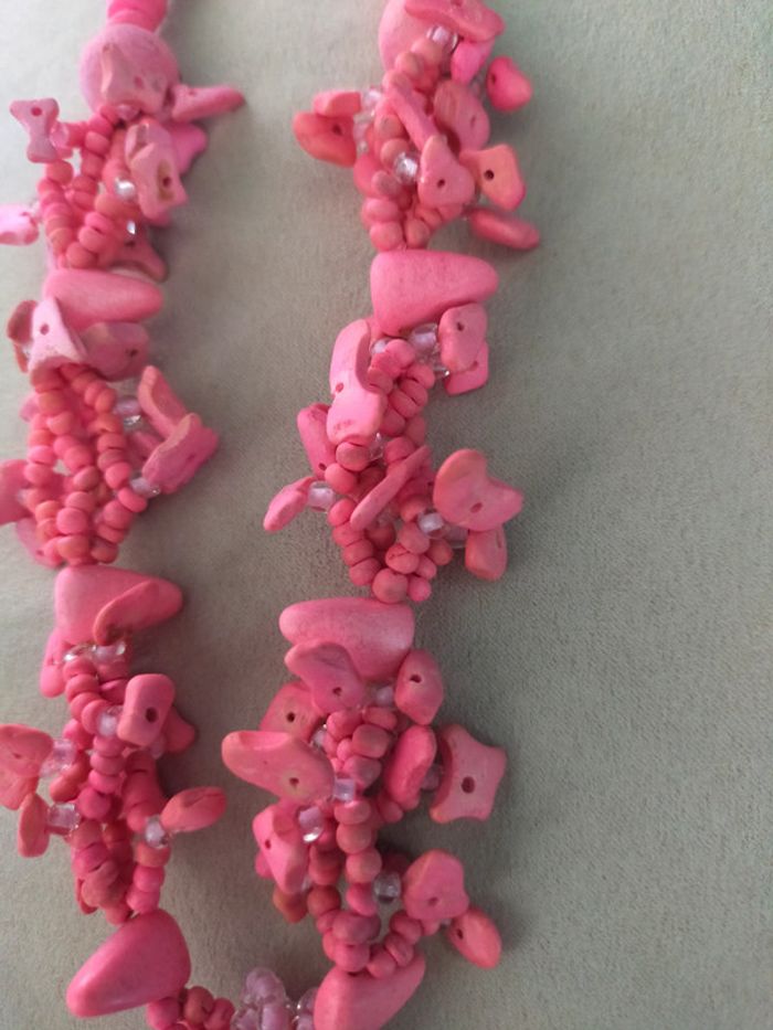 Collier ethnique rose vif en perles naturelles + grand pendentif floral nacré - photo numéro 6