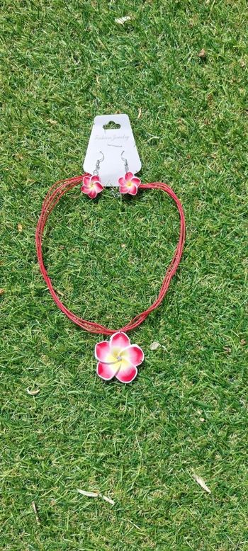 Parure bijoux hawaïen collier boucles d'oreilles fleur tahiti 