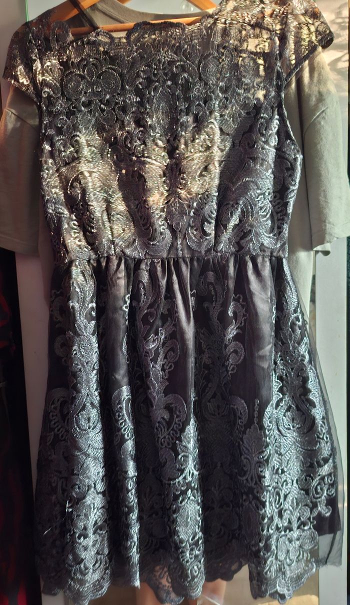 Robe noir argenté brodé - photo numéro 4
