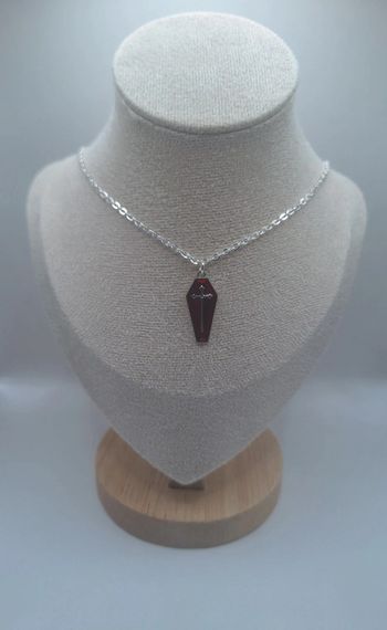 Collier cercueil rouge