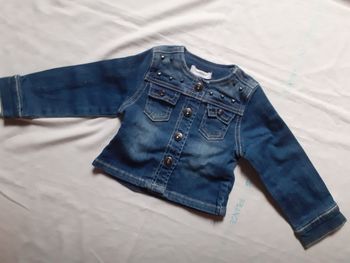 Veste en jean bleue cloutée