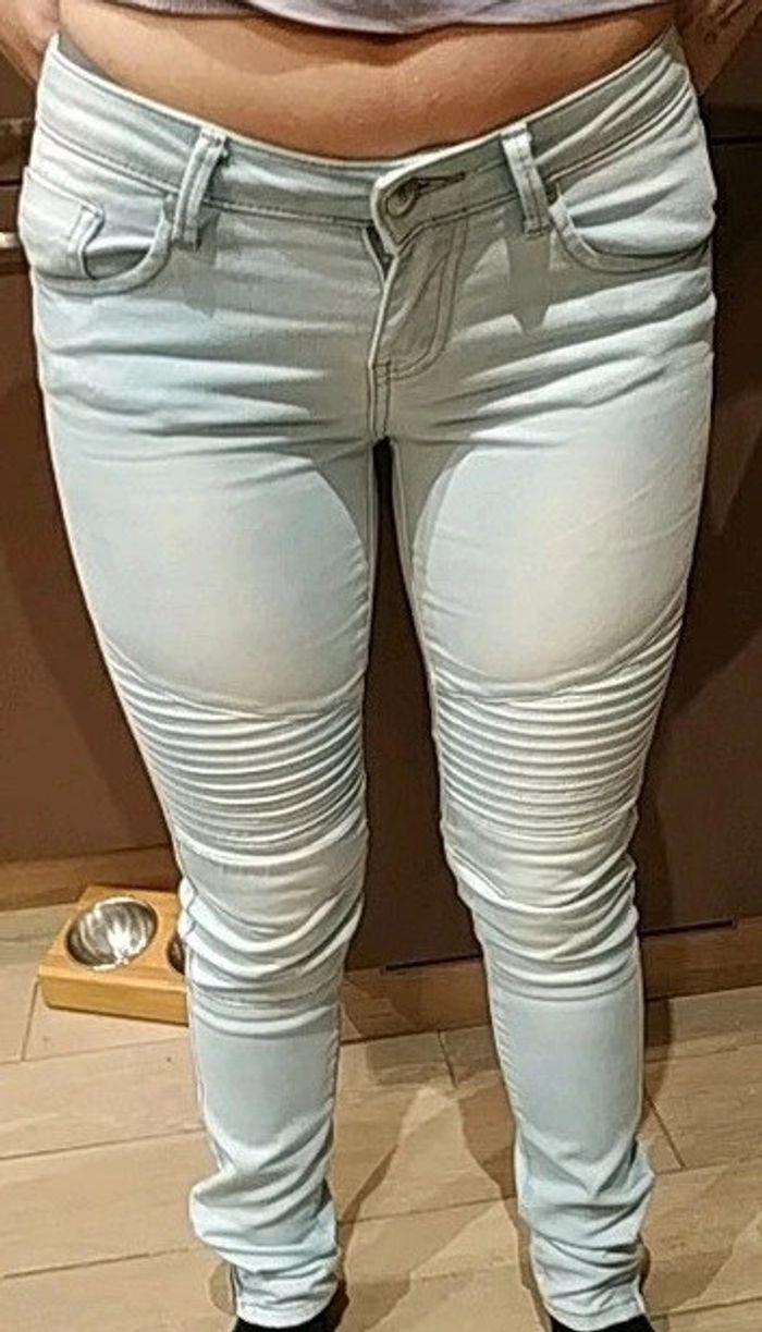 Jean femme clair slim Jennyfer 34 1 micro tâche sur une fesse - photo numéro 9