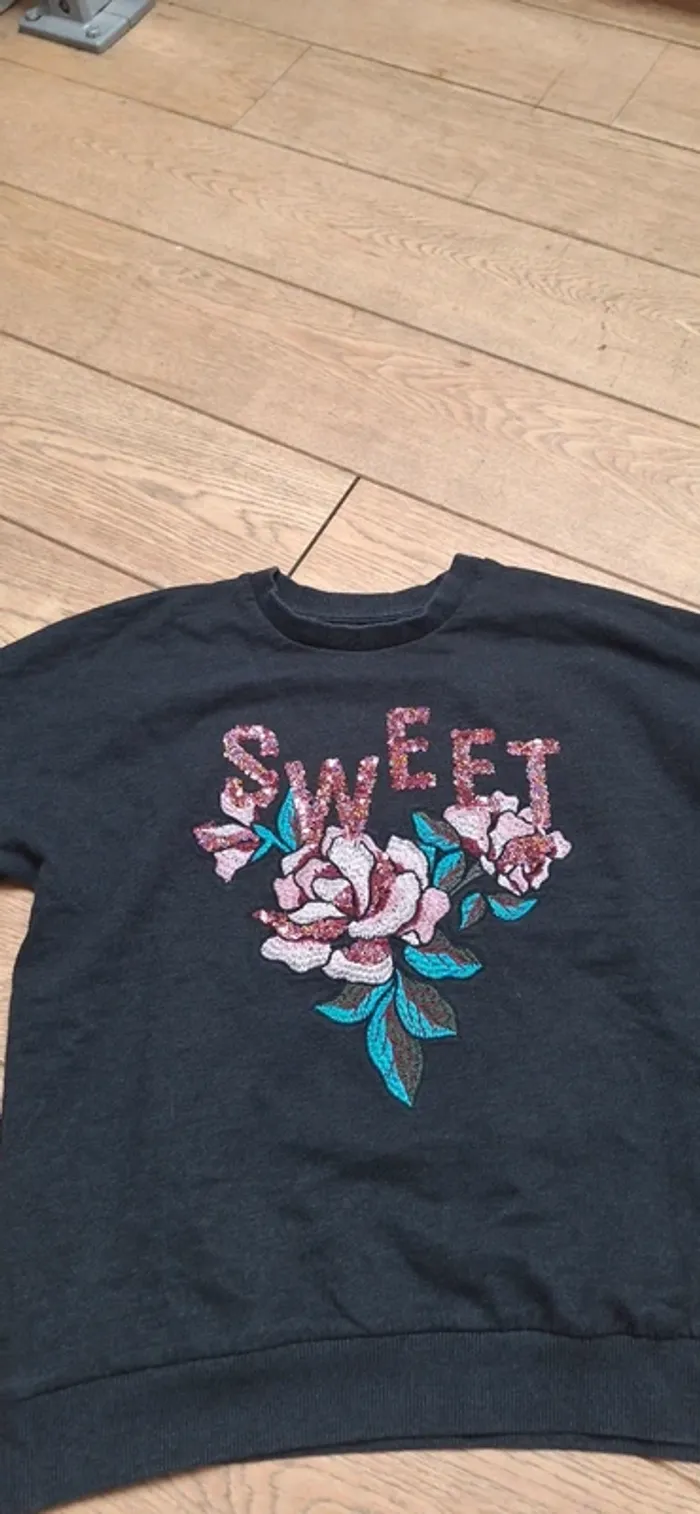 Beau pull avec broderie fleurs