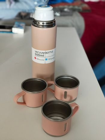 Thermos avec 3 tasses