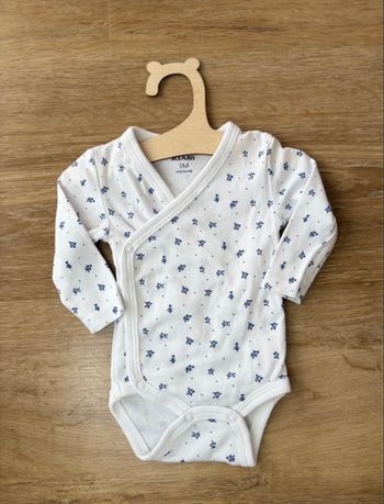 Body blanc avec motifs bleus bébé fille - 1 mois