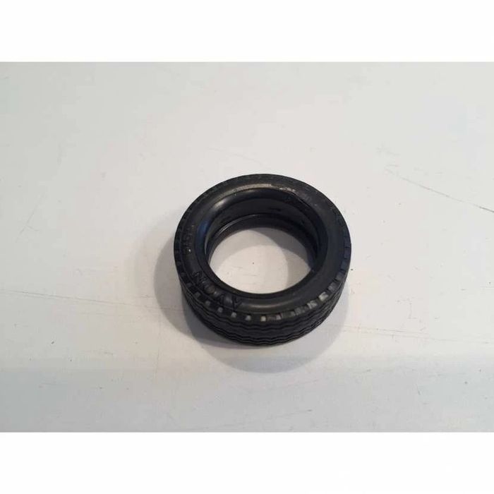 Pneu seul pièce détachée miniature Rolls-Royce Camargue Burago BBurago 1/22 1/22e 1/22eme #A23 - photo numéro 2