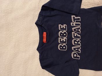 Polo manche longue couleur bleu foncé deux boutons sur l'épaule à pression taille 3 mois avec un écriture devant bébé parfait