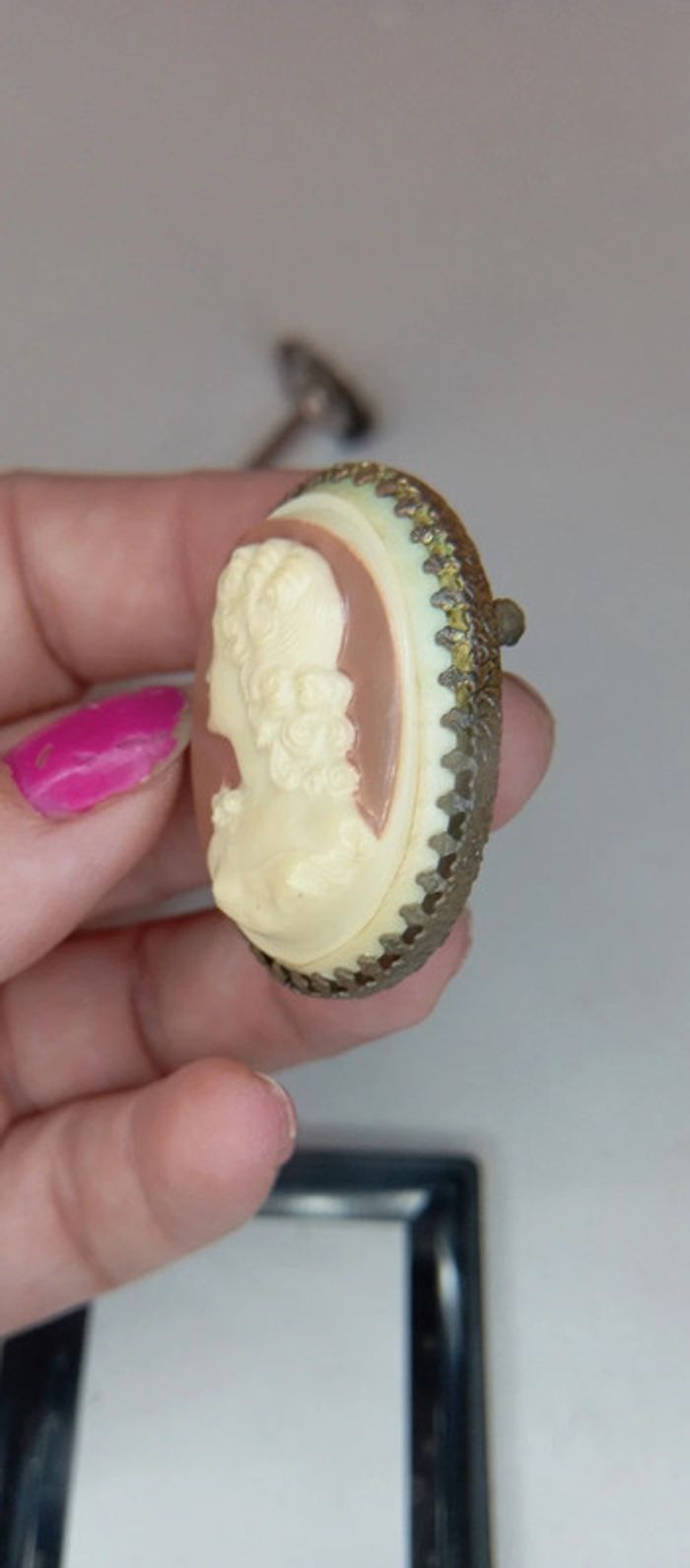 Broche Francaise ancienne celluloïd - photo numéro 5