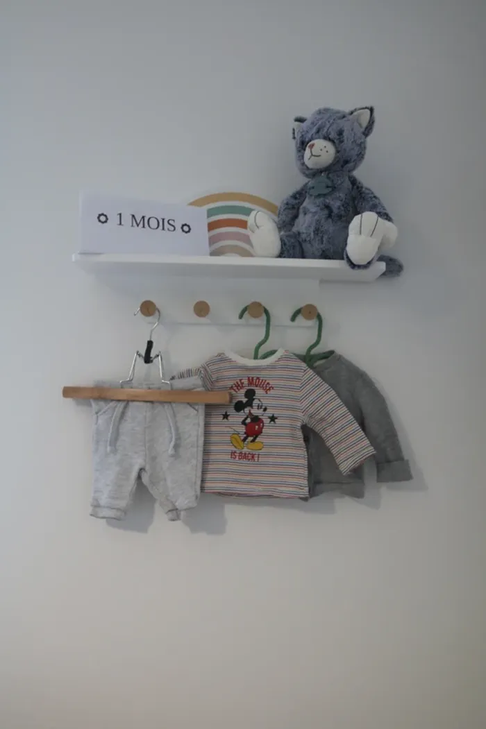 Ensemble automne/hiver haut Disney, jogging Kiabi et gilet Hema 1 mois