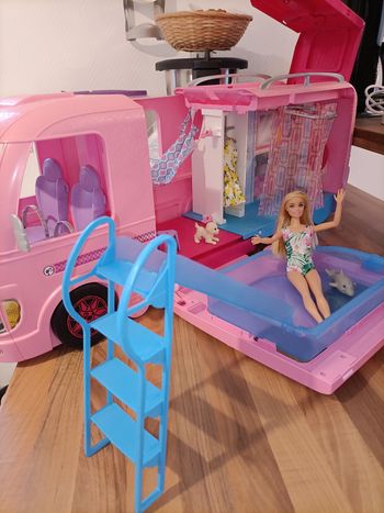 Camping car XXL rose et saumon  + 1 barbie + 1 dauphin+ 1 chien + accessoires