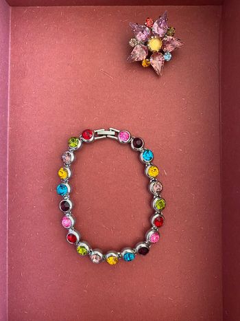 Parure bracelet et broche avec strass brillants multicolores