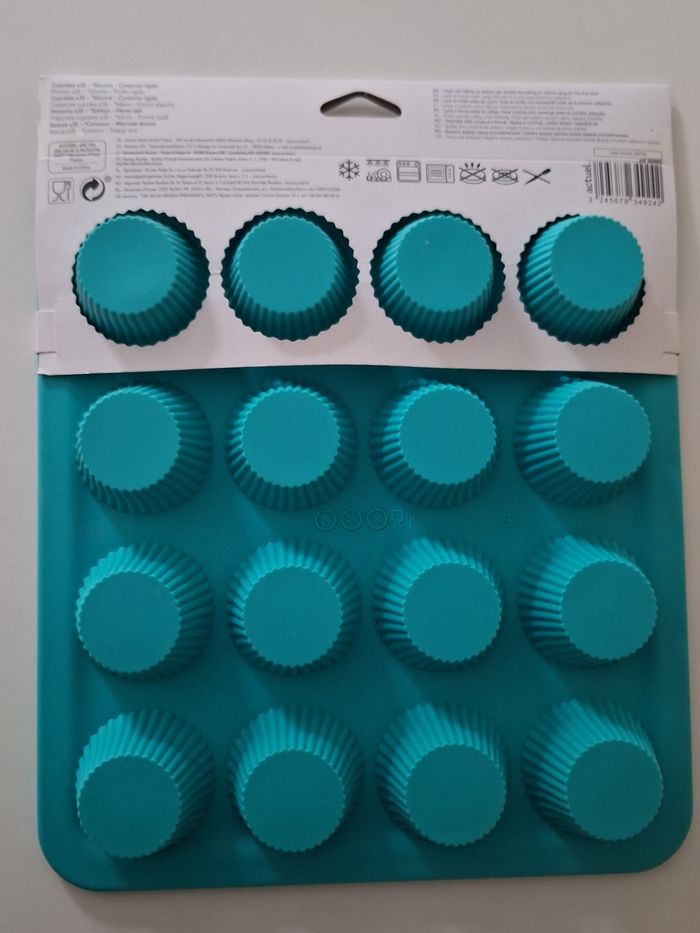Planche de 16 moules à cupcakes en silicone - photo numéro 2