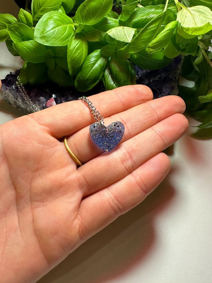Pendentif petit cœur en résine bleue et doré - photo numéro 6