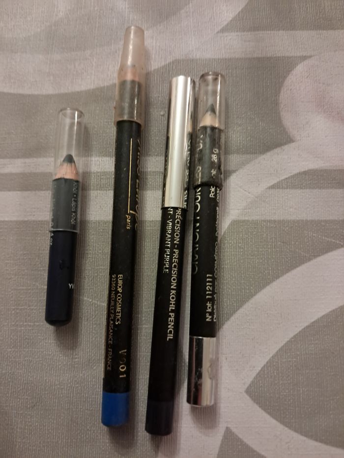 Crayon a maquillage violet, noir, bleu