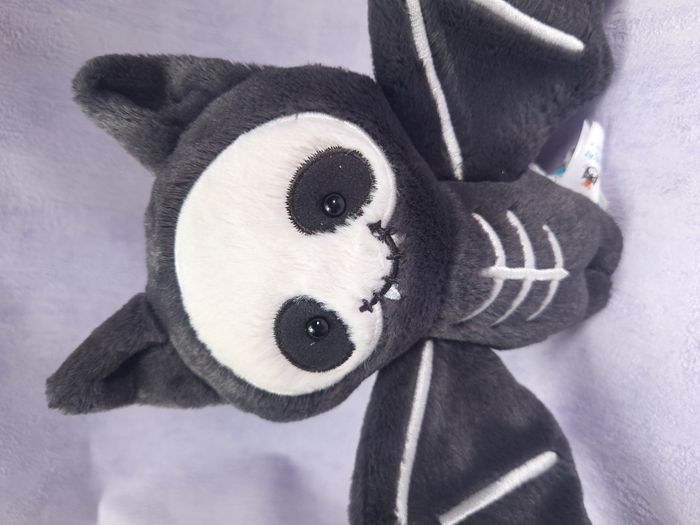 Peluche de collection Jellycat chauve souris retired Skelebat Jim bat halloween collection SKB3J - photo numéro 5