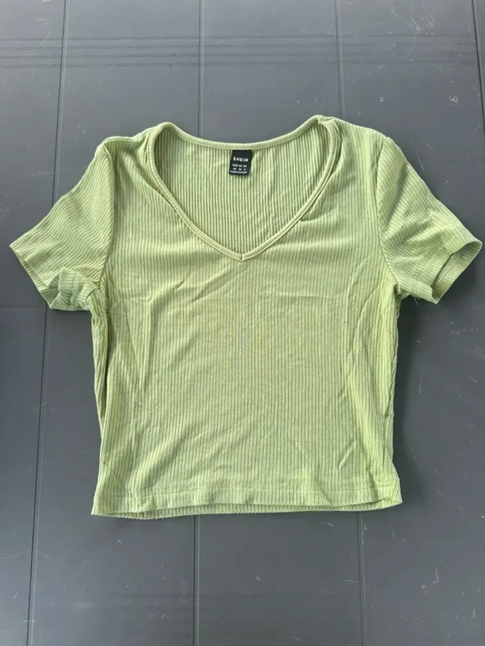 tee shirt court col V
