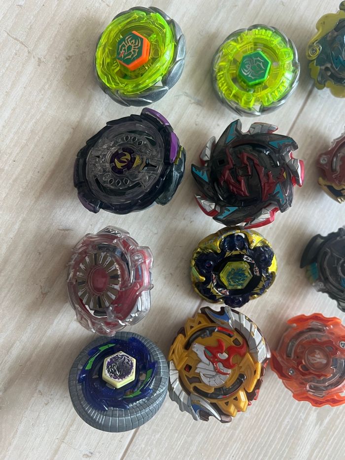 Lot toupie beyblade avec lanceur et stadium