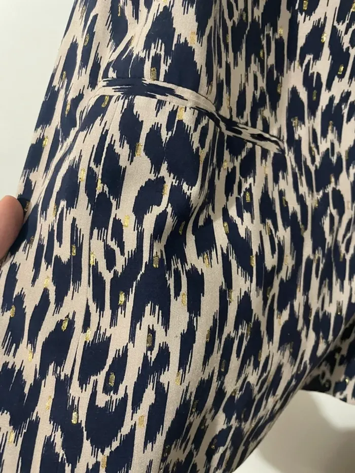 Veste blazer camaïeu beige et noire avec détails dorés - photo numéro 6