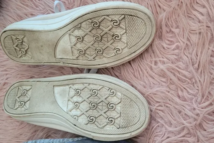 Lot chaussons et tennis - photo numéro 2