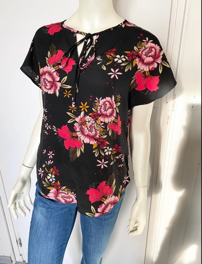 Blouse imprimée fleurie – noir/ framboise – Excellent état - photo numéro 3