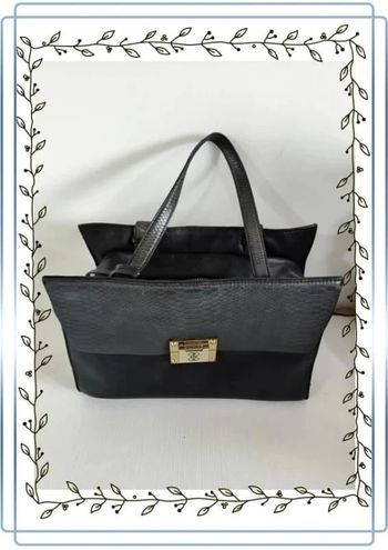 Sac à main Guess, usé dans les coins et quelques autres petits défauts, 33x20cm