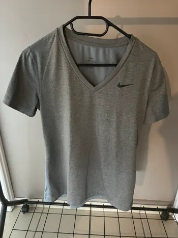 Tee-shirt sport femme gris « Nike »