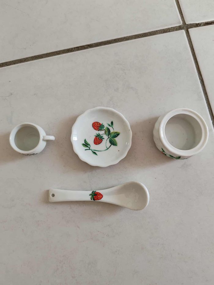 Service en porcelaine motif fraise - photo numéro 2