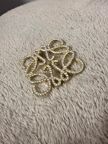 Broche loewe dorée strass