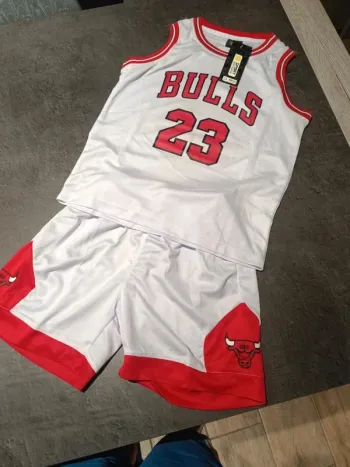 Tenue NBA Chicago Bulls Michael Jordan blanche. T.24