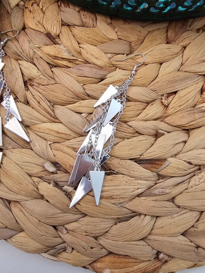 Jolie paire de boucles d'oreilles fantaisie argentées - photo numéro 3