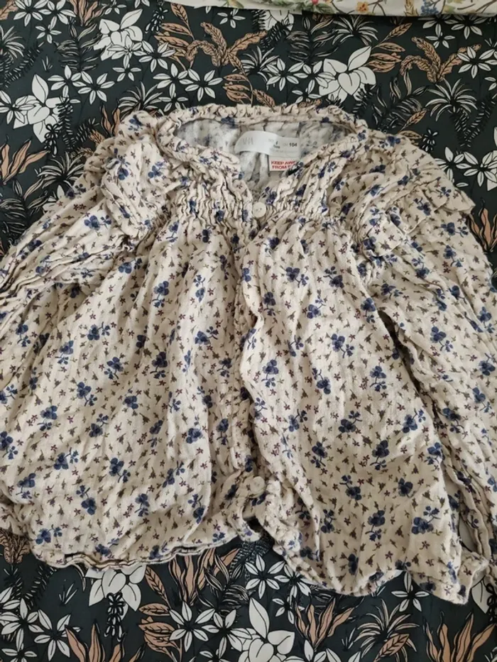 Chemise manches longues Zara 104cm beige à fleurs bleues