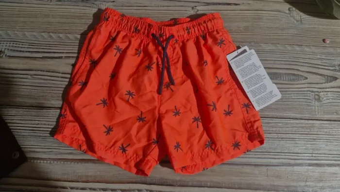 Maillot de bain short tout neuf avec étiquette 3/4 ans
