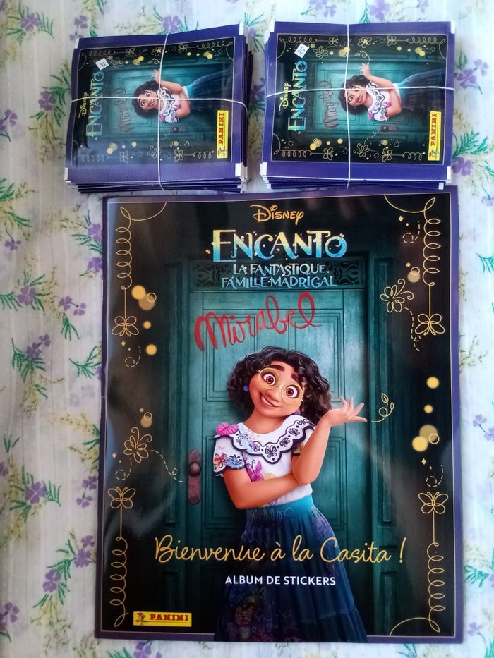 Lot Panini Disney Encanto 2 : Un album vide et 50 pochettes scellées