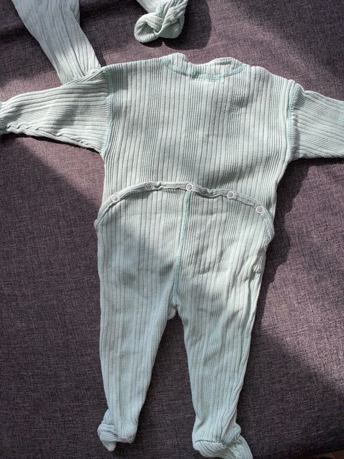 2 pyjamas identiques - photo numéro 4