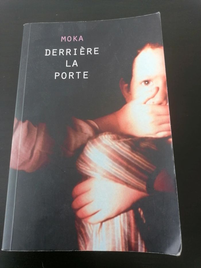 Livre Derrière la porte Moka
