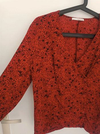 Chemisier blouse rouge à boutons et à fleurs Taille M Camaieu En très bon état