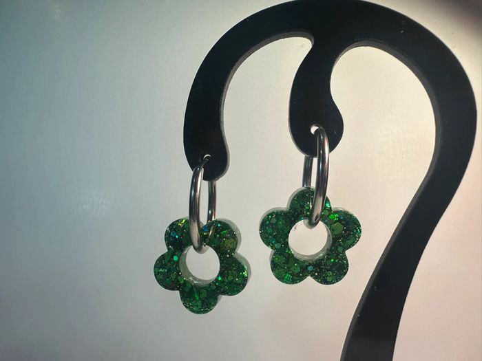 Créoles fleurs résine vertes - photo numéro 2