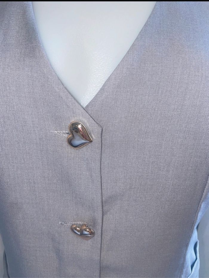 Ensemble jupe longue + gilet chic gris bouton en coeur doré – Taille L – Neuf - photo numéro 4