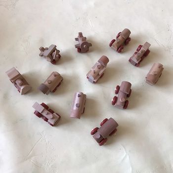 12 Véhicules en bois Kinder