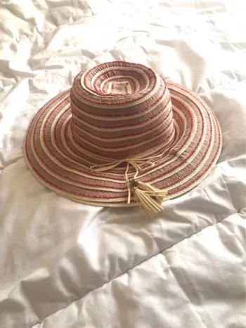 Chapeau à pompons rose taille unique neuf jamais porté