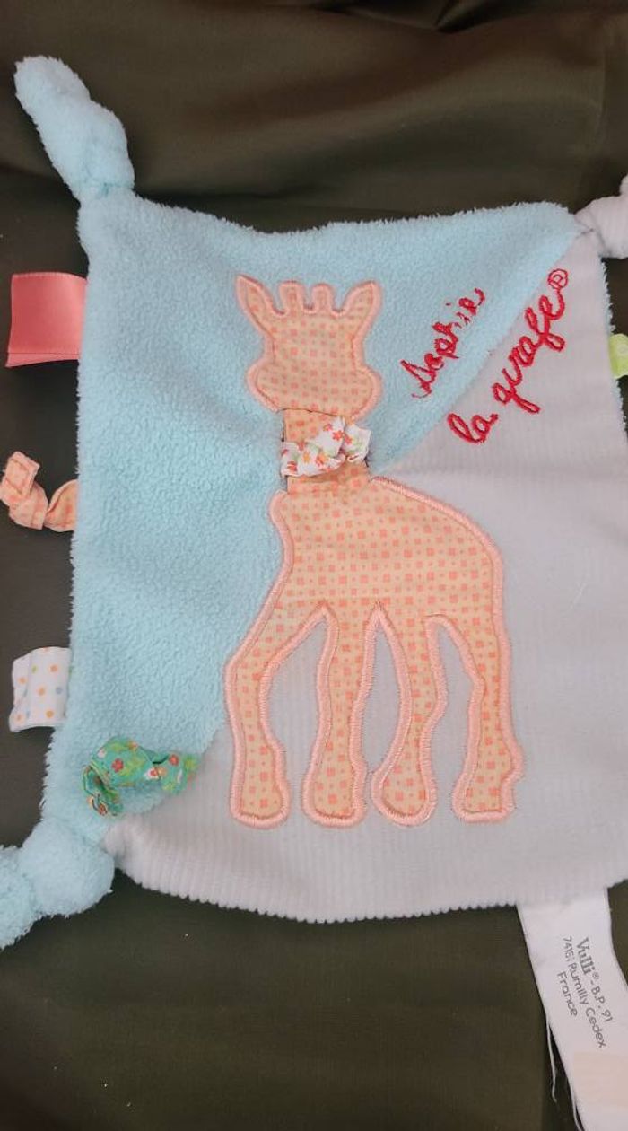 VULLI Doudou plat bleu Sophie la Girafe étiquettes en tissu 4 noeuds - photo numéro 3