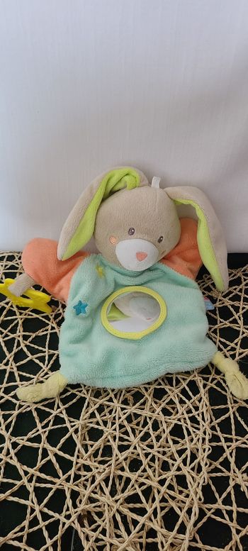 Doudou plat marionnette lapin bleu vert orange SUCRE D'ORGE