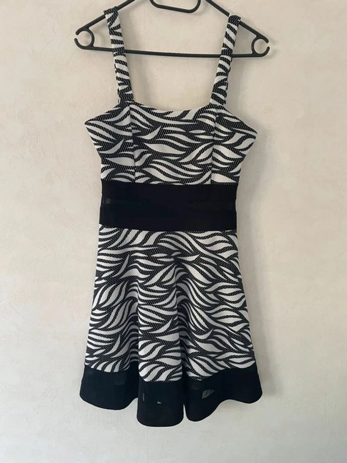 Sublime robe vintage à motifs zèbre noirs et blancs, fabriquée en France ! 🦓